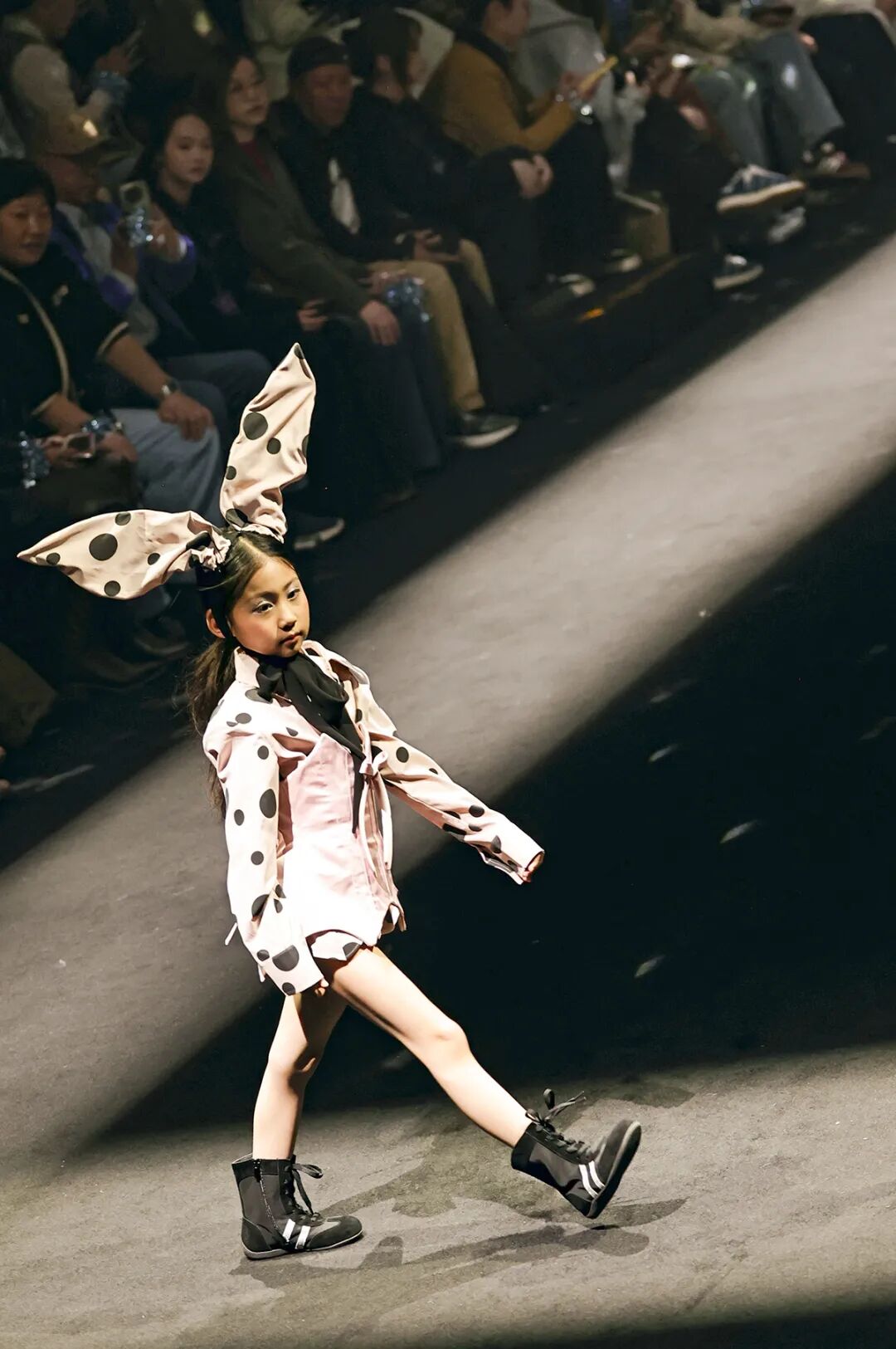 惊艳北京!2026中国国际时装周:东方非遗美出圈