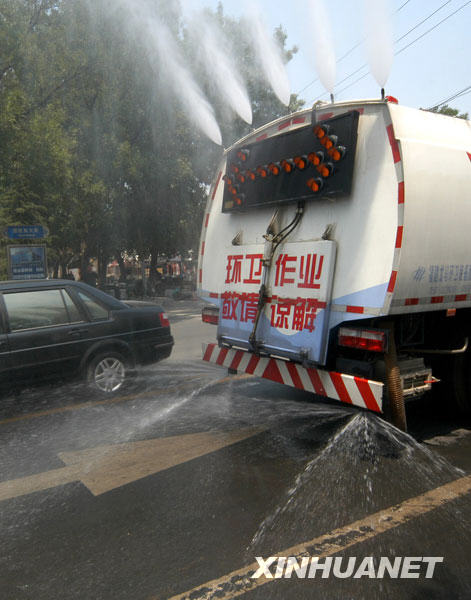 6月24日，在河北省邢台市街头，环卫洒水车上路作业，给道路洒水降温。