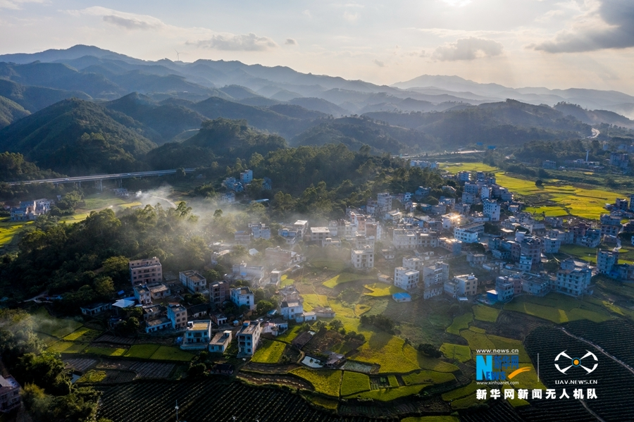 广西岑溪：青山环抱乡村如画