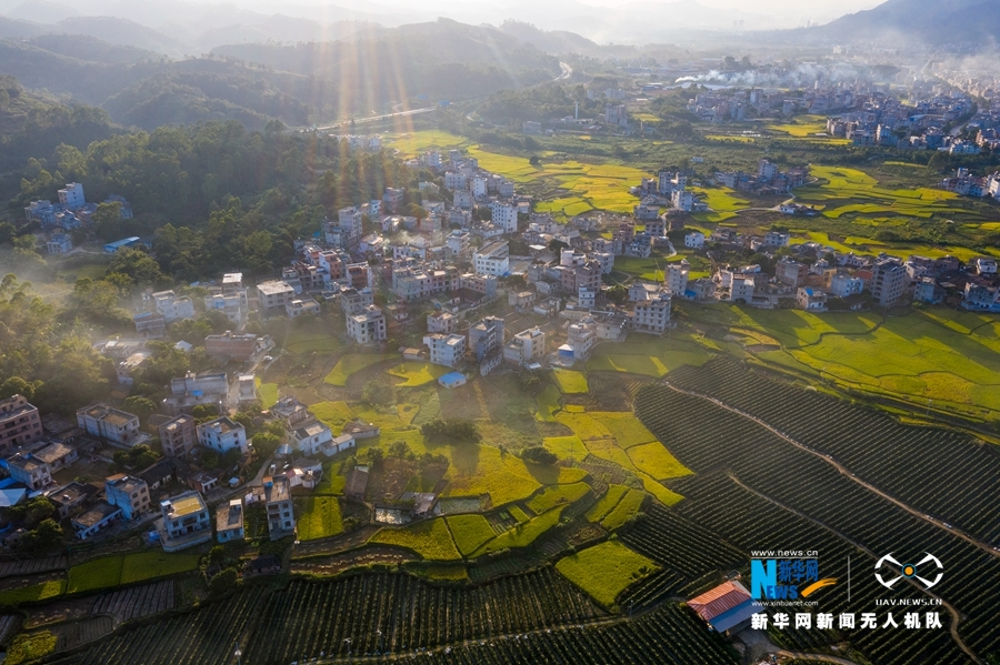 广西岑溪：青山环抱乡村如画